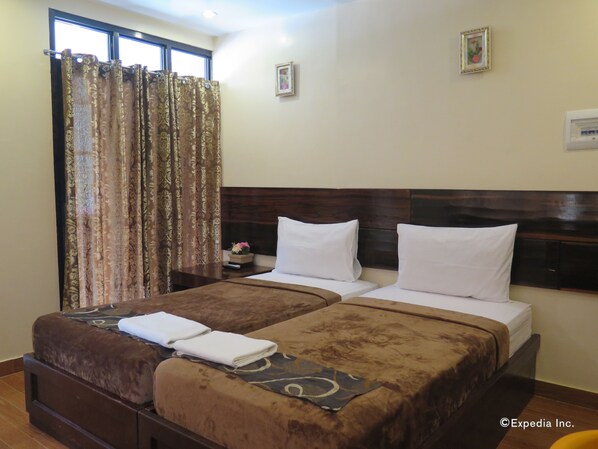 ห้องดีลักซ์ทวิน | โต๊ะทำงาน, ผ้าม่านกันแสง, เตียงเสริม/เปล