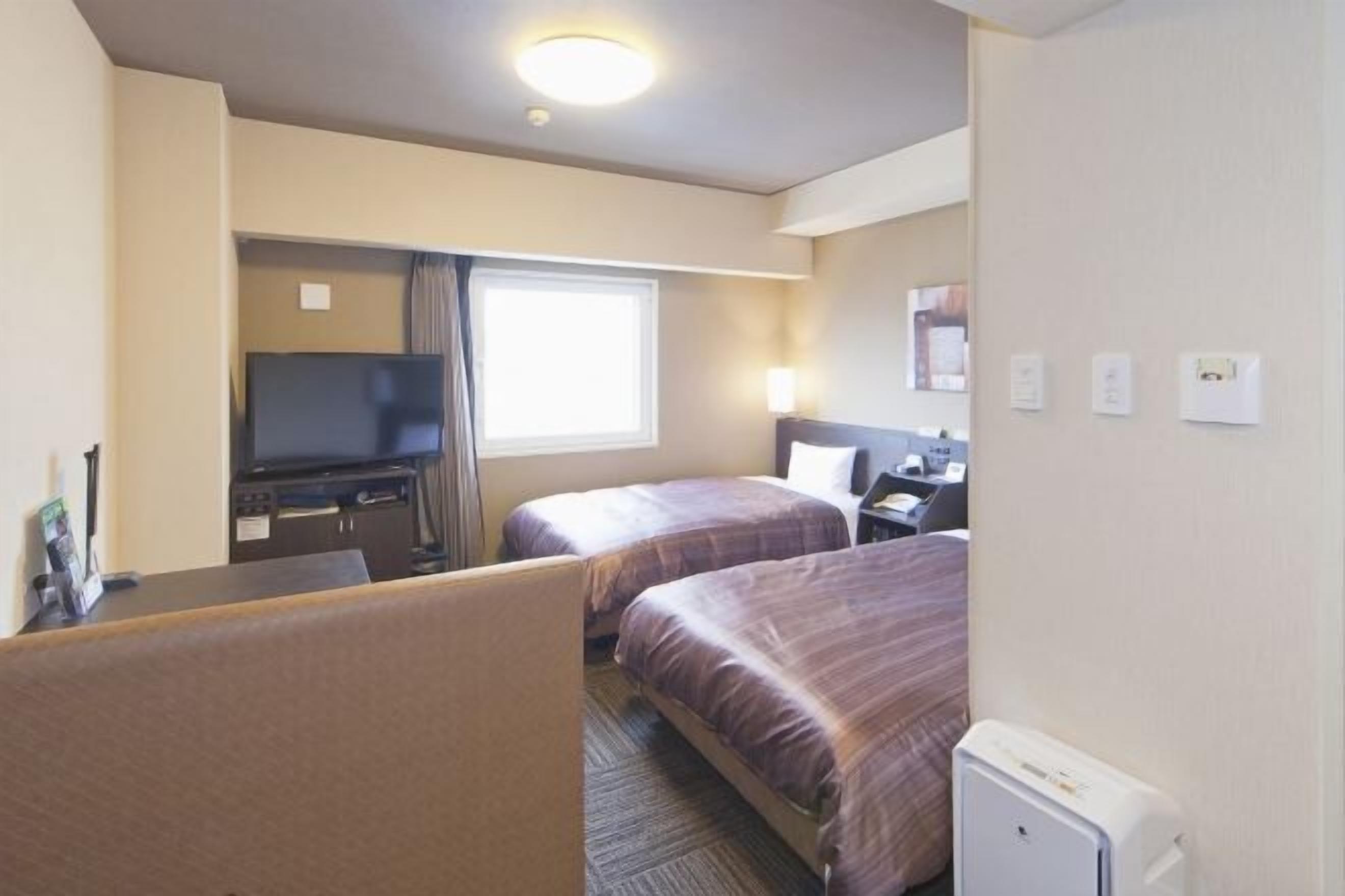 Skrivebord, wi-fi (inkludert) og sengetøy