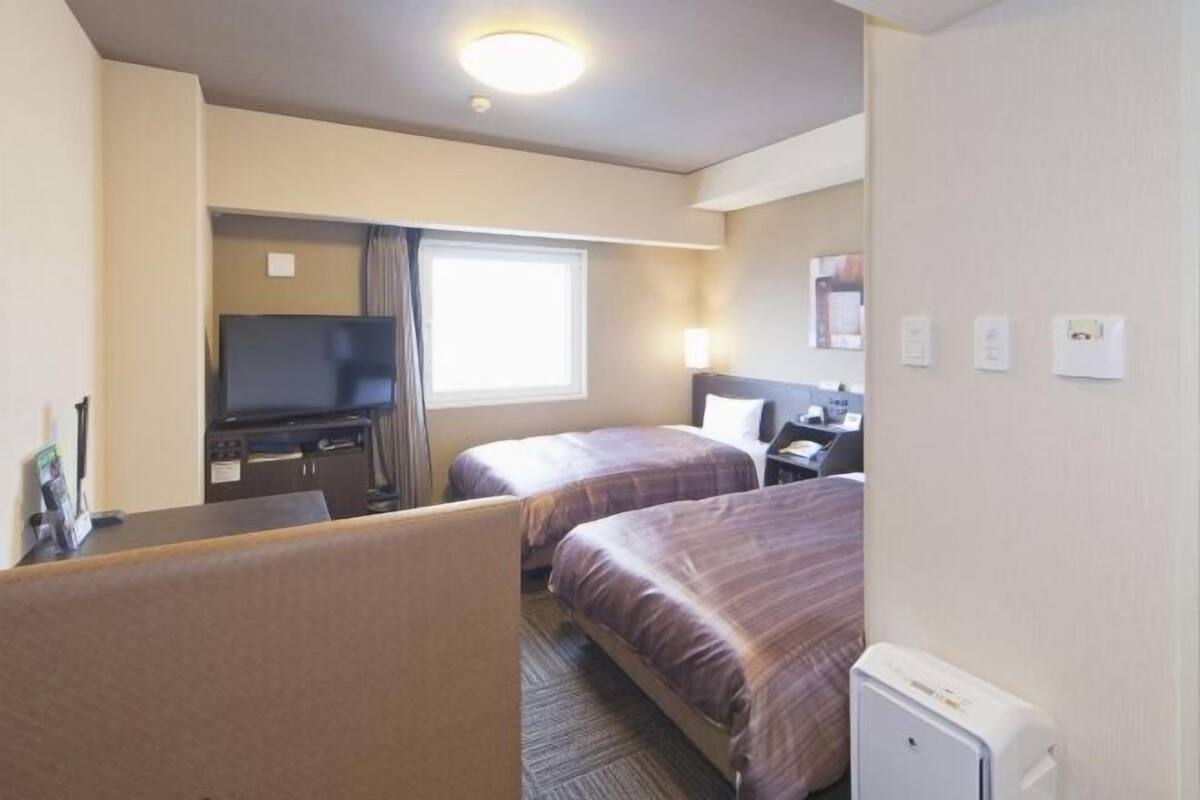 Skrivebord, wi-fi (inkludert) og sengetøy