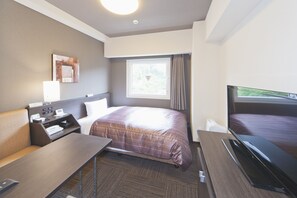 Escritorio, wifi gratis y ropa de cama