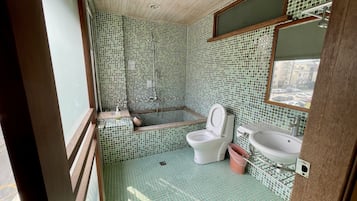 Chambre Ville | Salle de bain | Articles de toilette gratuits, sèche-cheveux, chaussons