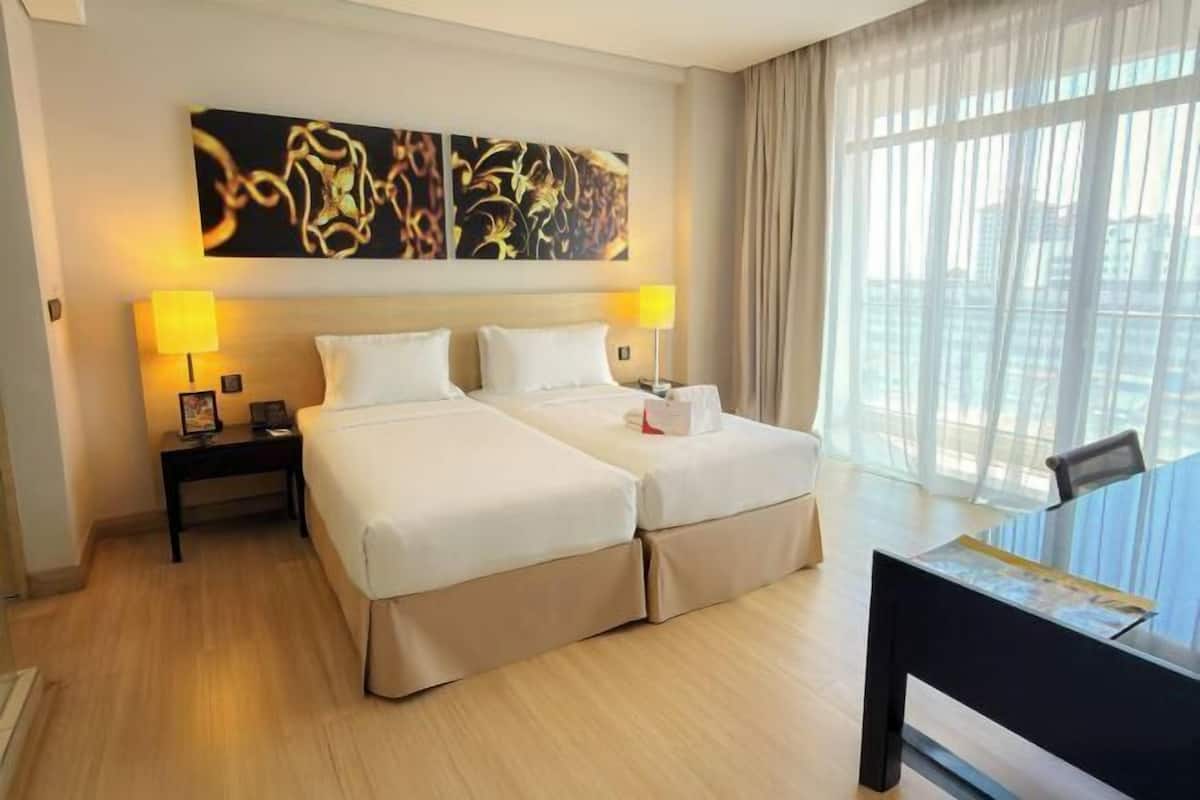 1 habitación, caja de seguridad en la habitación y escritorio