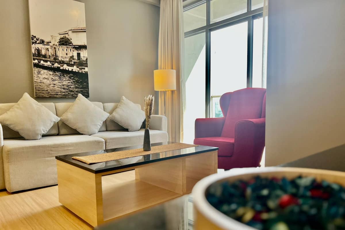 Exclusive-huone, 1 makuuhuone, tupakointi kielletty, kylpyamme (Straits Suite) | 1 makuuhuone, tallelokero huoneessa, työpöytä, pimennysverhot