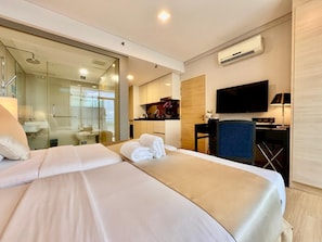 ห้องดีลักซ์ทวิน, เตียงเดี่ยว 2 เตียง, ปลอดบุหรี่, วิวเมือง | 1 ห้องนอน, ตู้นิรภัยในห้องพัก, โต๊ะทำงาน, ผ้าม่านกันแสง