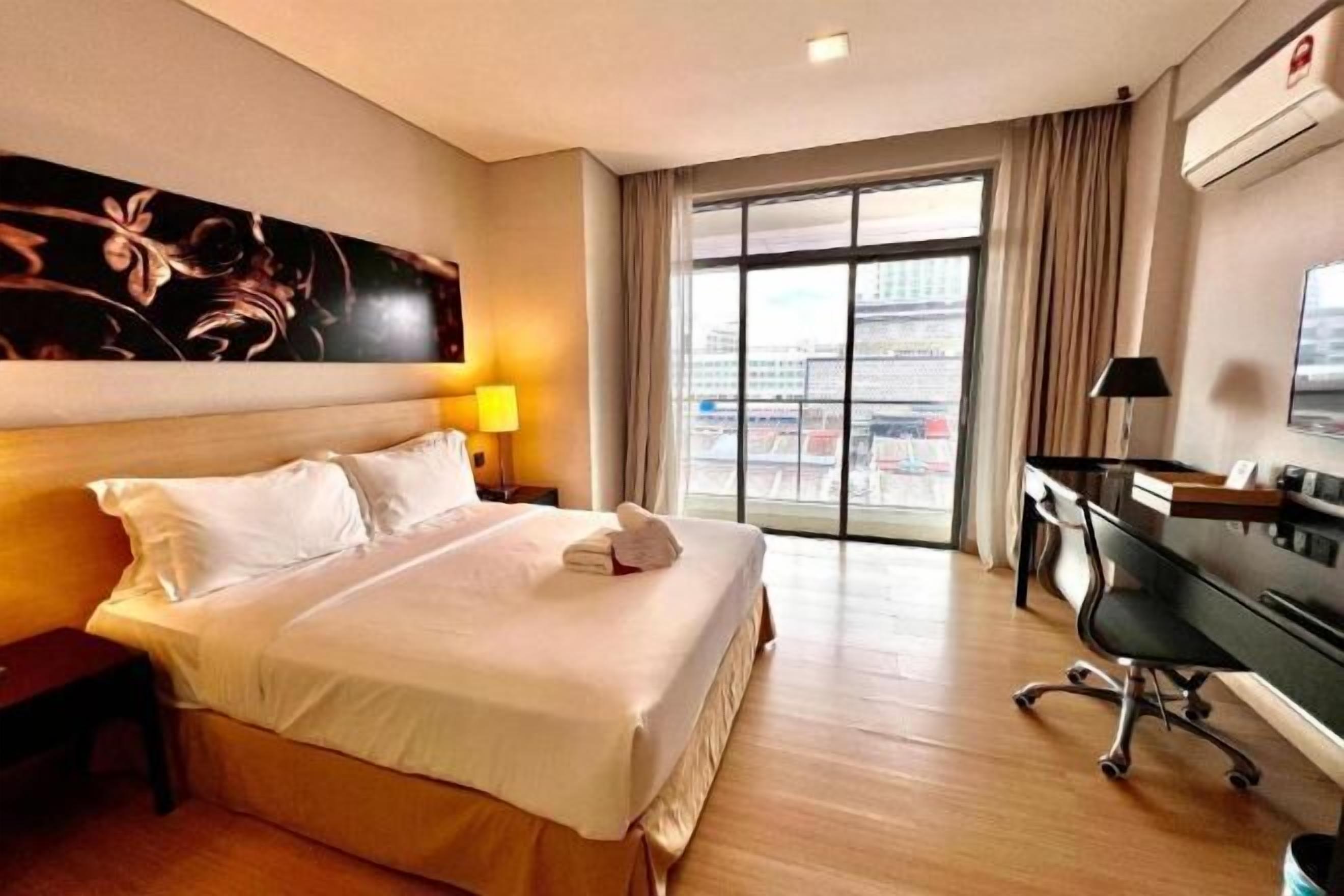 1 ห้องนอน, ตู้นิรภัยในห้องพัก, โต๊ะทำงาน, ผ้าม่านกันแสง