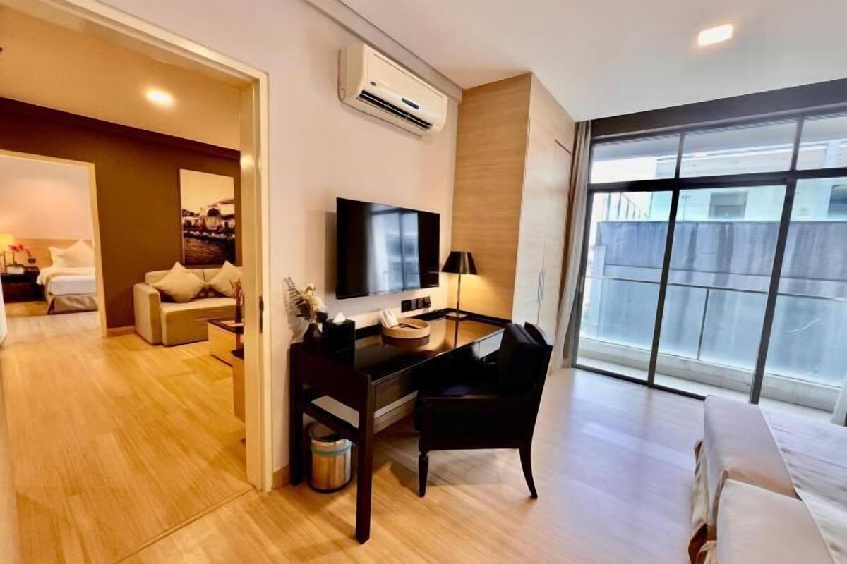 1 dormitorio, caja fuerte, escritorio y cortinas opacas