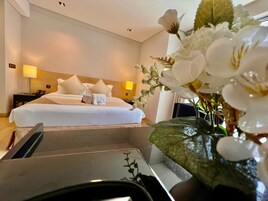 Exclusive Room, 1 Bedroom, Non Smoking, Bathtub (Straits Suite) | 1 bilik tidur, peti besi dalam bilik, meja, langsir/tirai gelap terus