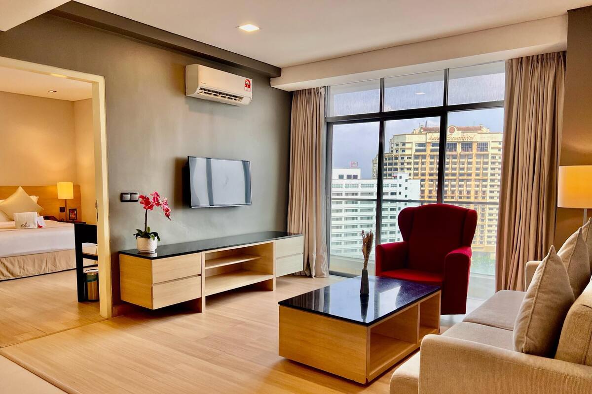 Suite Premier, 1 cama de matrimonio, no fumadores, bañera | Zona de estar | Smart TV de 40 pulgadas con canales por cable