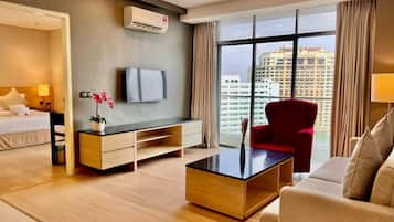 Premier-Zimmer, 1 Queen-Bett, Nichtraucher, Badewanne | Wohnbereich | 40-Zoll-Smart-TV mit Kabelempfang