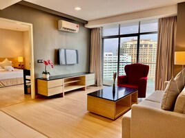 Premier Room, 1 Katil Ratu (Queen), Non Smoking, Bathtub | Ruang tamu | 40 inci sebuah televisyen pintar dengan kabel