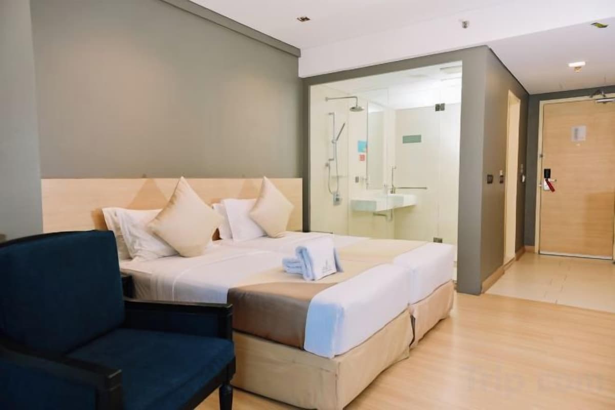 1 habitación, caja de seguridad en la habitación y escritorio 