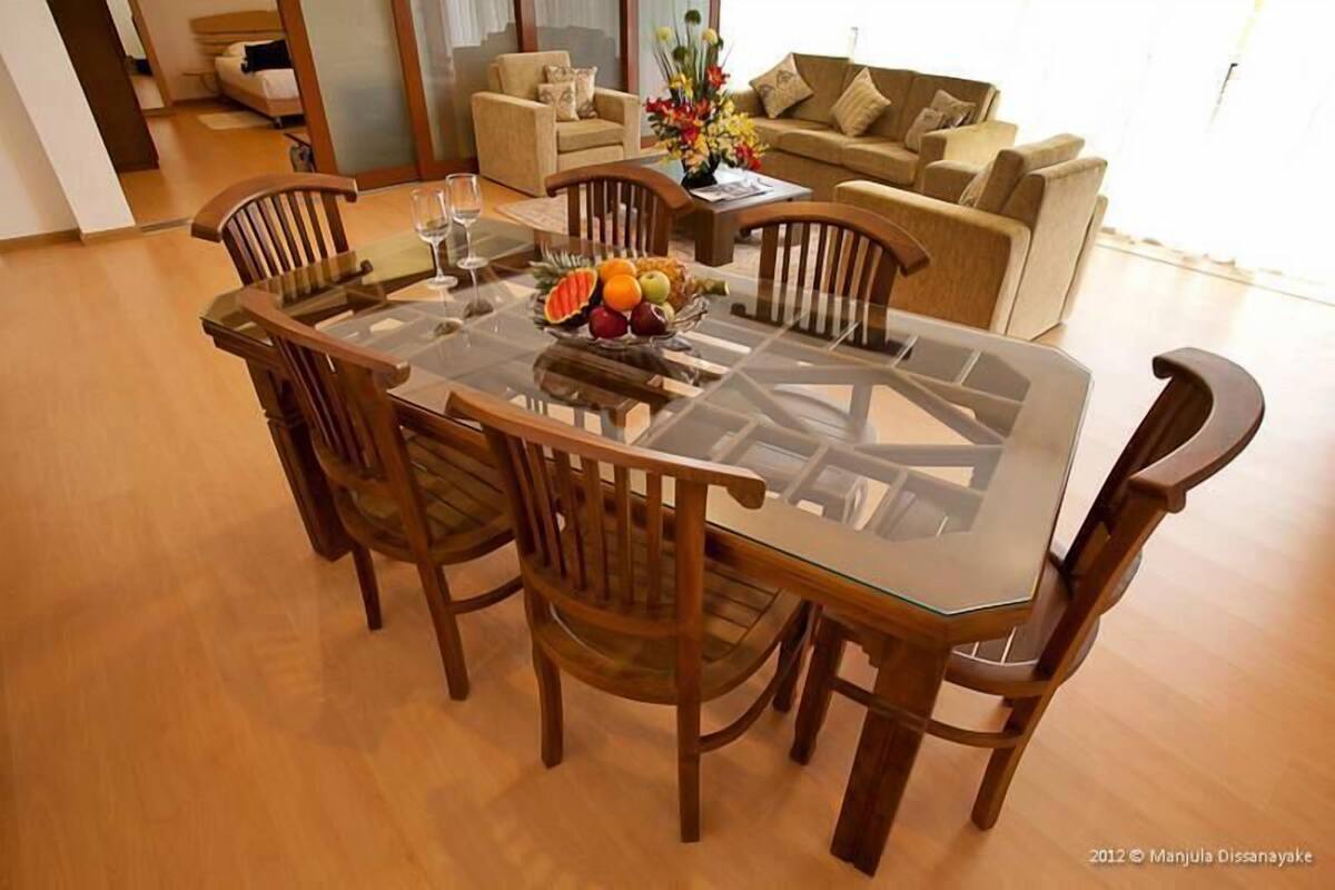 Standard Apartment, 3 Bedrooms | In-room dining