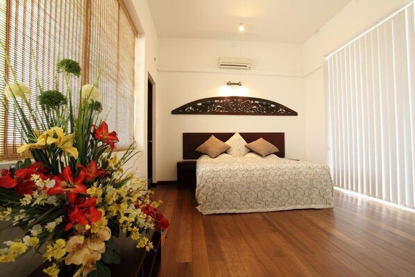 Desk, iron/ironing board, free rollaway beds, free WiFi