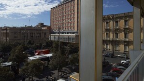 Un edificio de varios pisos con fachada moderna, ventanas grandes y techo plano.