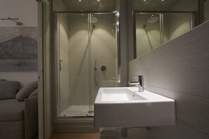 Suíte standard, 1 quarto | Banheiro | Chuveiro, produtos de toalete grátis, secador de cabelo, chinelos