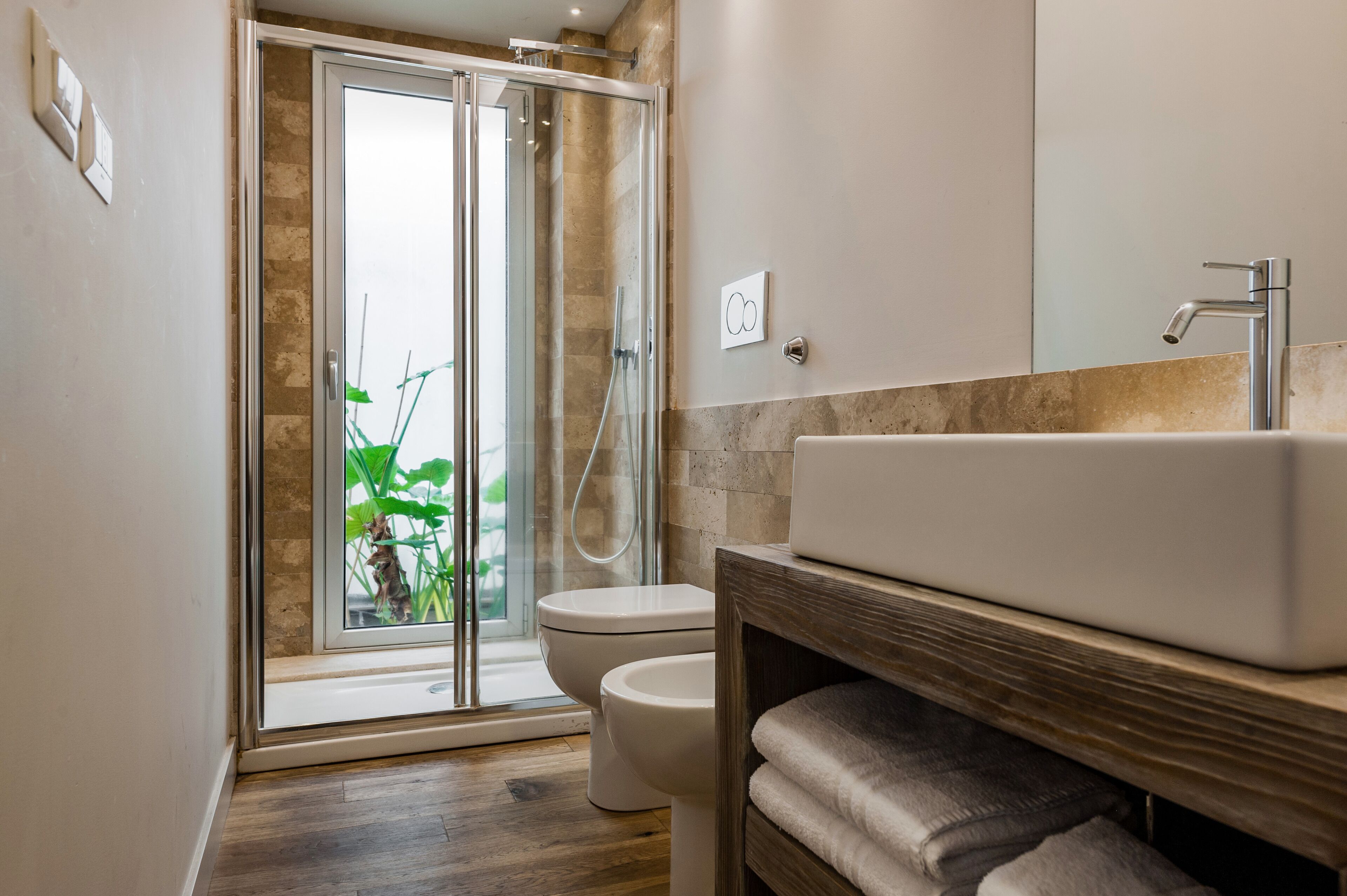 Loft | Badkamer | Een douche, een regendouche, gratis toiletartikelen, een haardroger