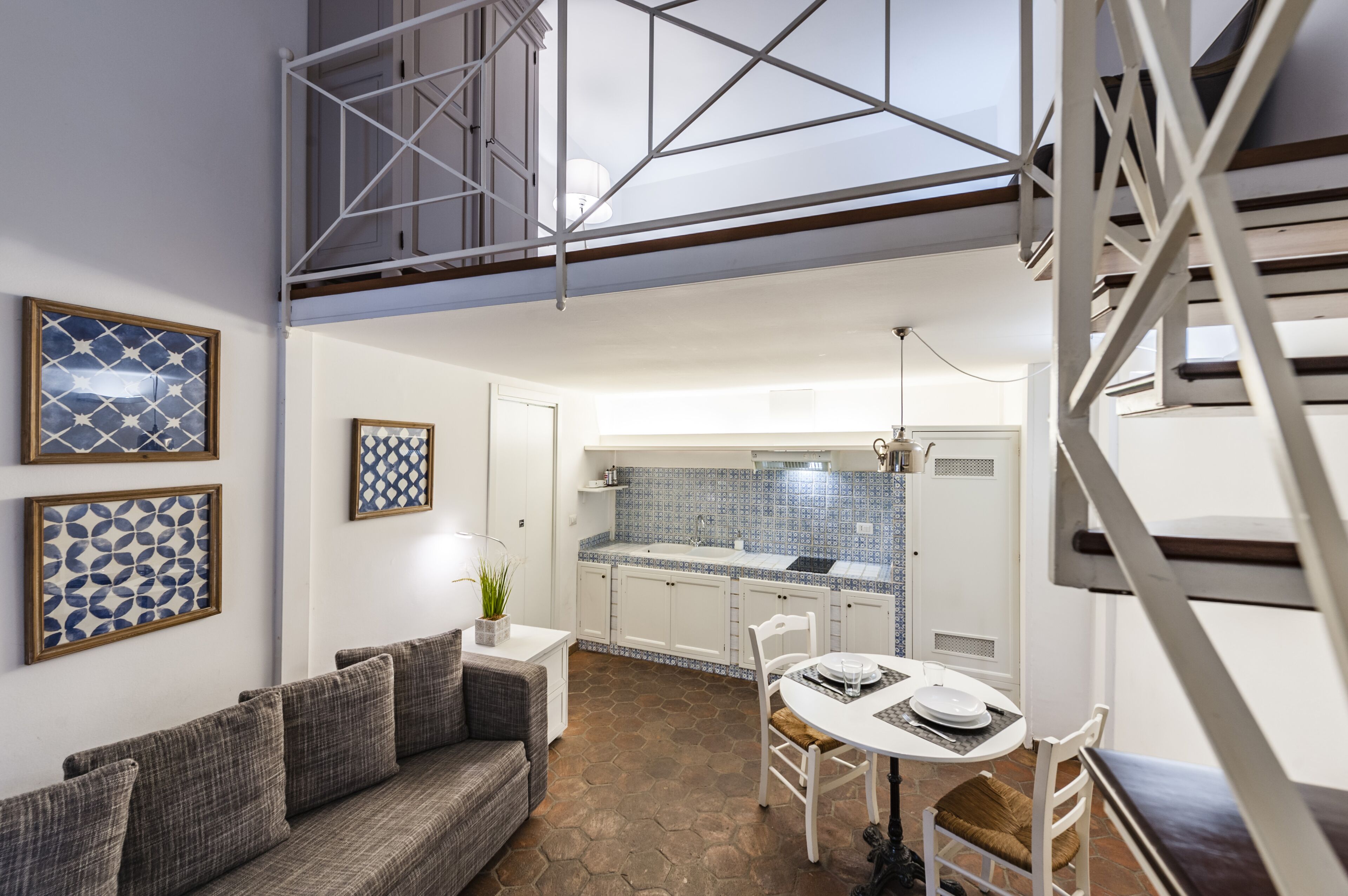 Ein modernes Interieur mit Essbereich, Küche und einer Treppe.