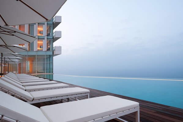 Indoor pool, outdoor pool, cabanas (surcharge), pool umbrellas - SEAMARQ Hotel (Gangneung)