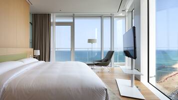 Premium bedding, down duvets, free minibar, in-room safe