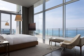 Presidential Suite - Sauna, Breakfast and Swimming pool for 2 guests - Extra person fee upon check | Premium bedding, down comforters, free minibar, in-room safe - SEAMARQ Hotel (Gangneung)