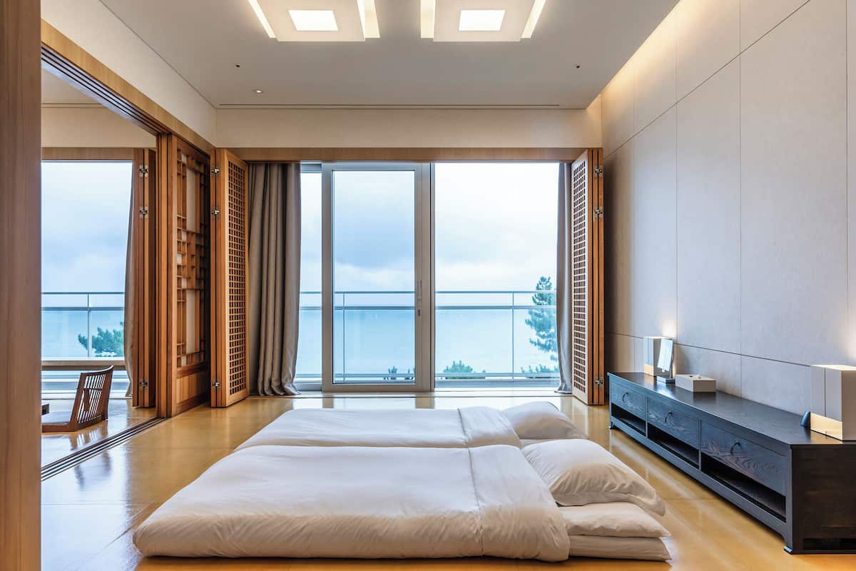Korean Suite -Sauna, Breakfast and Swimming pool for 2 - Extra person fee upon check-in | 1 slaapkamer, luxe beddengoed, donzen dekbedden, een gratis minibar