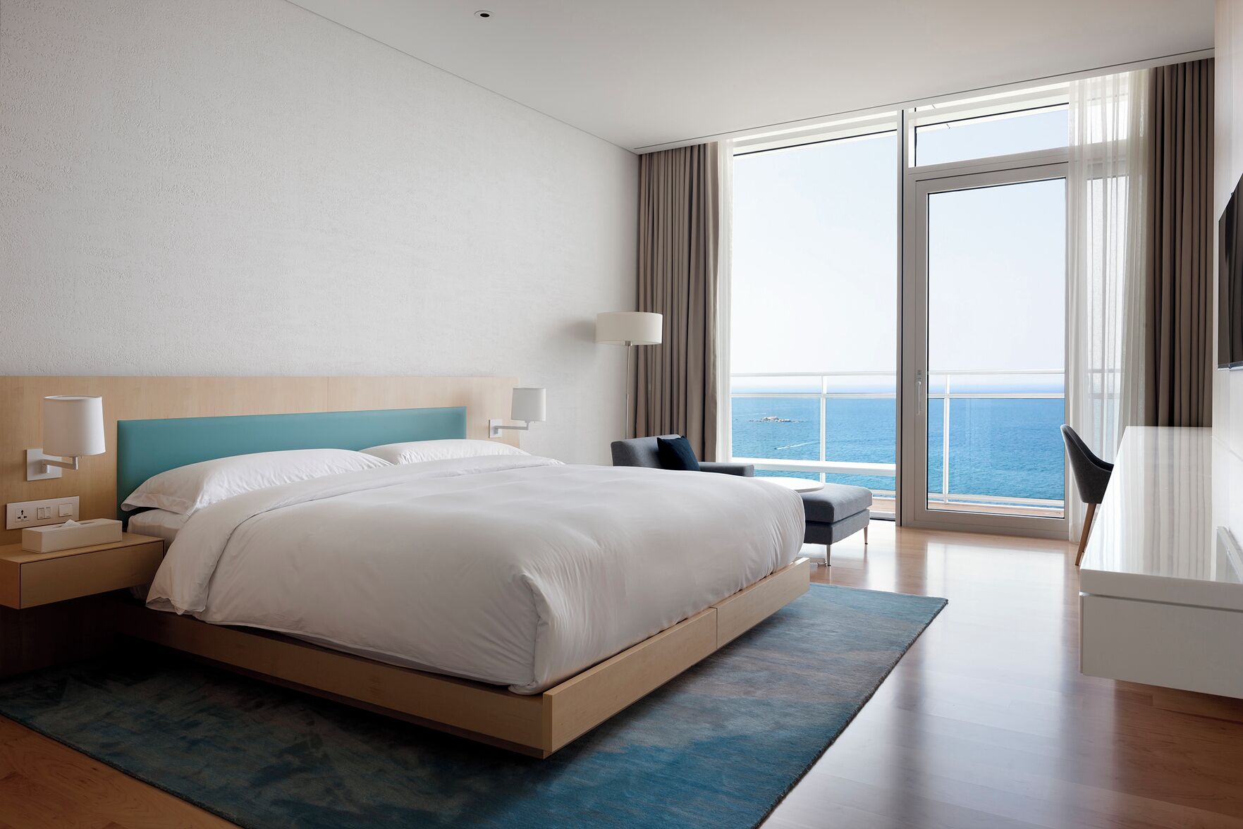 Seprai premium, selimut bulu angsa, minibar gratis, dan brankas