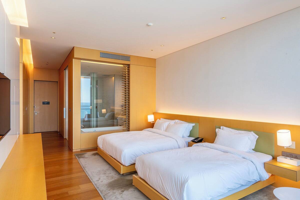 Premium bedding, down comforters, minibar (free items), in-room safe