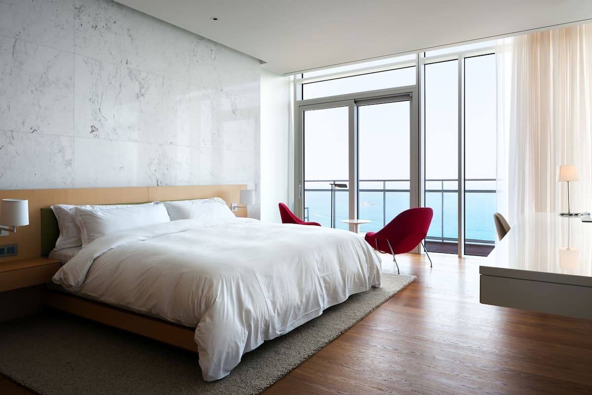 Literie de qualité, couette en duvet, articles de minibar gratuits