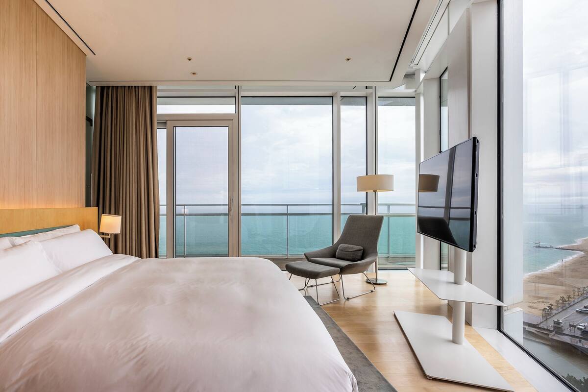 Premium bedding, down comforters, minibar (free items), in-room safe