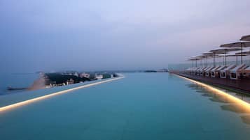 Piscina interna, piscina externa, barracas, guarda-sรณis