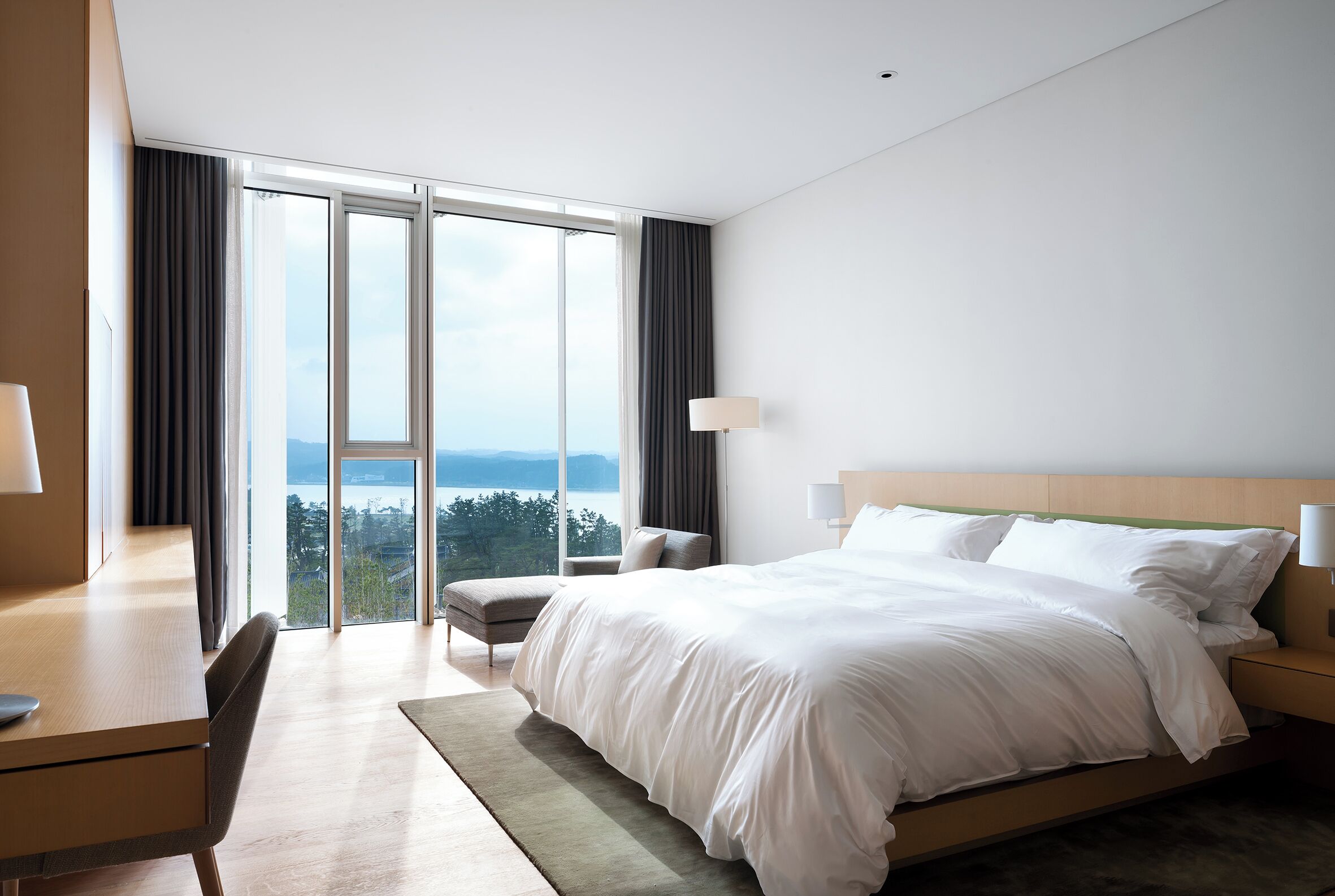 Deluxe King (Mountain View) | Premium bedding, down comforters, minibar (free items), in-room safe