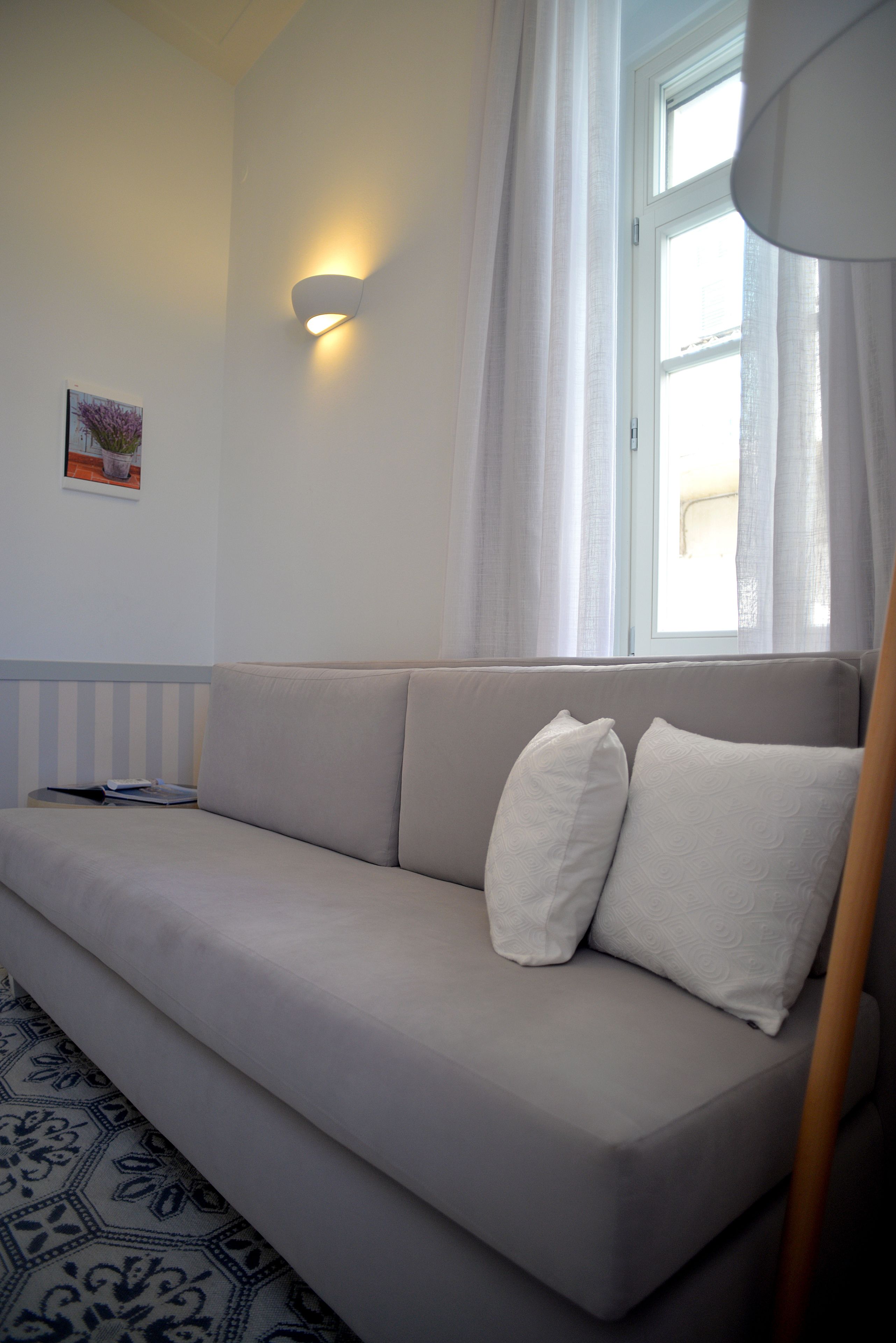 Suite, terrasse, sjøutsikt | Oppholdsrom | Flatskjerm-TV