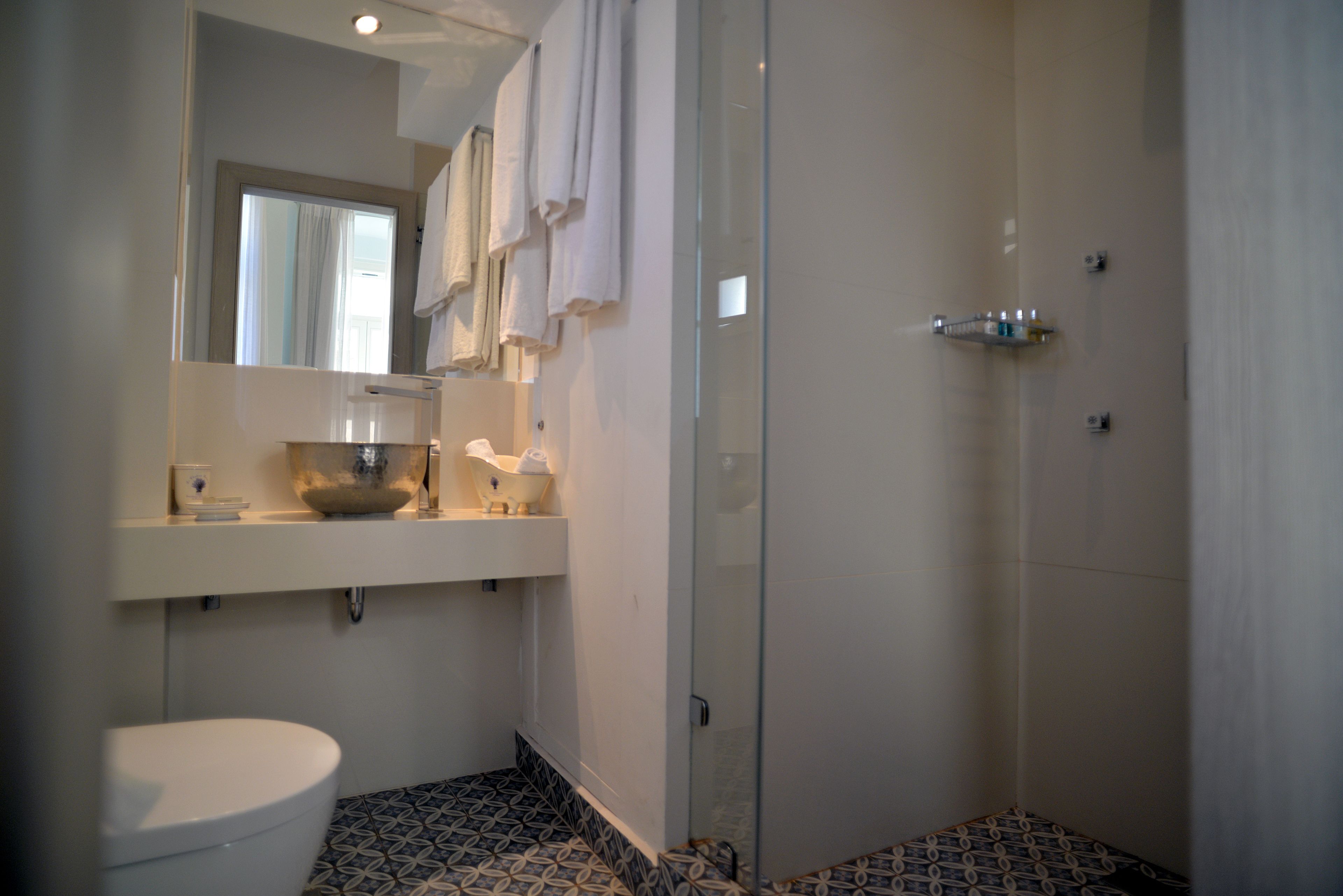 Suite, terrasse, vue sur la mer | Salle de bain | Articles de toilette griffés, séchoir à cheveux, pantoufles