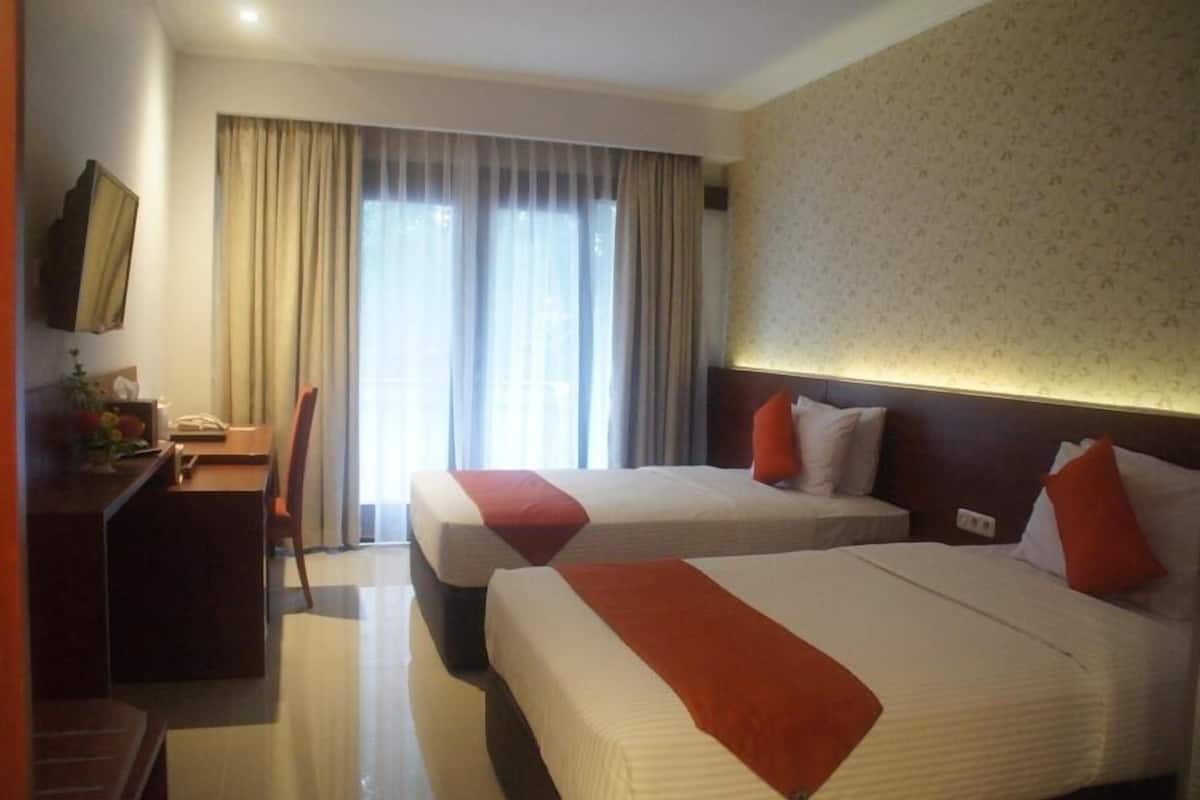 Standard Room (Moderate) | Peralatan tempat tidur premium, meja, katil lipat simpan/tambahan