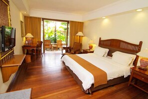 豪华客房 | 高档床上用品、办公桌、折叠床/加床（额外收费）、免费 WiFi