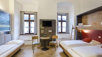 Basic-Vierbettzimmer | Zimmersafe, Verdunkelungsvorhänge, kostenloses WLAN, Bettwäsche