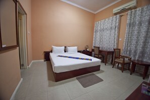 Brankas, meja kerja, tempat tidur lipat/tambahan, dan Wi-Fi gratis