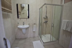 Bathtub, free toiletries, towels - Okera Inn (Accra)