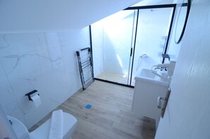 Cobertura standard, para não fumantes, vista para a piscina | Banheiro | Chuveiro, secador de cabelo, toalhas de banho 