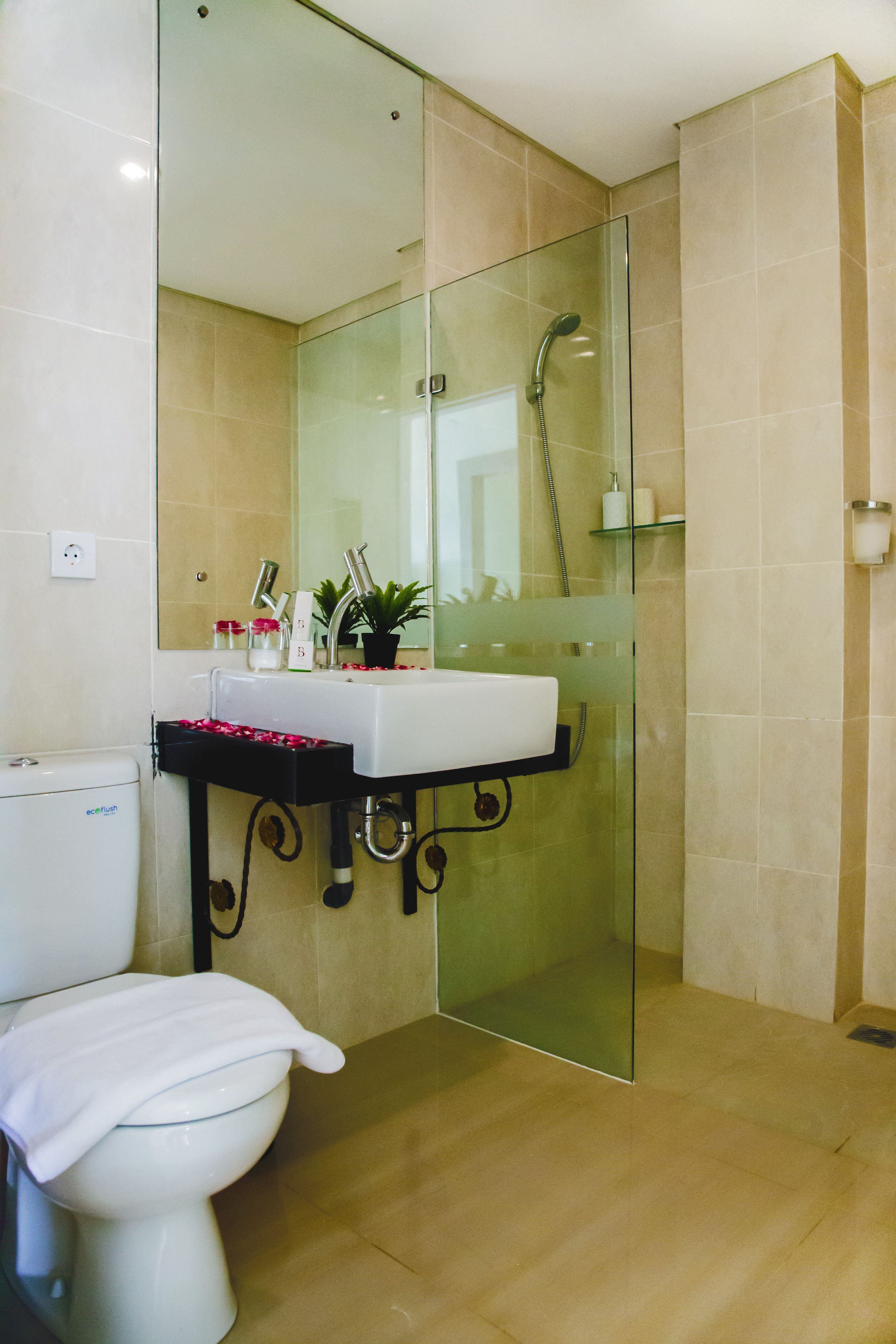 Executive Room with Breakfast and Minibar | Bathroom shower