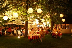 Se sirven almuerzos y cenas; cocina internacional; con vista al jardín