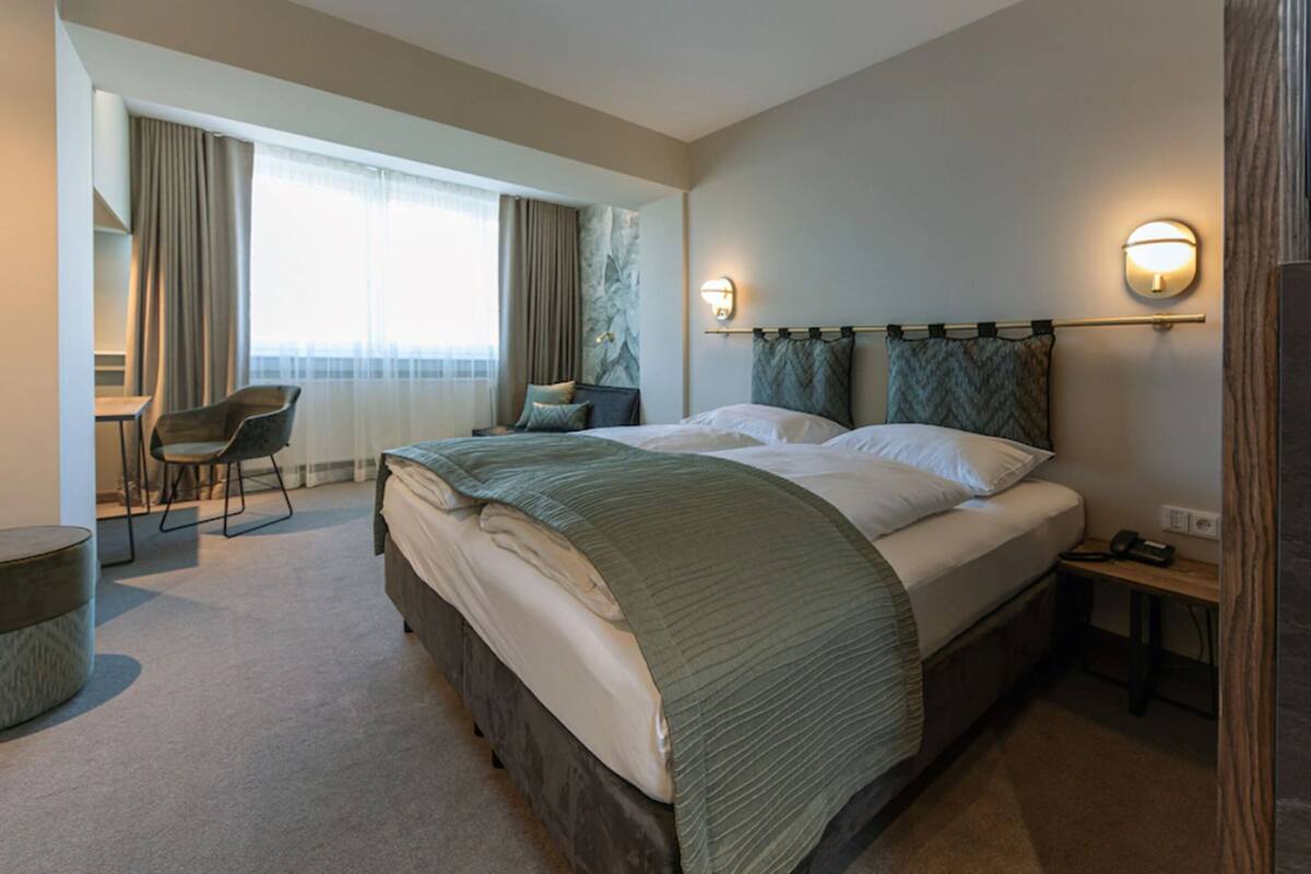 Hypo-allergenic bedding, minibar, in-room safe, desk