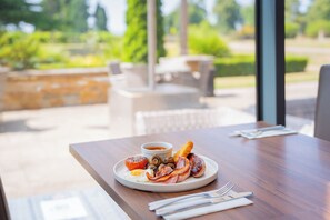 Petit déjeuner anglais servi tous les jours en supplément