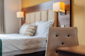 Kamar Double | Didekorasi berbeda-beda dan dilengkapi dengan perabotan berbeda-beda