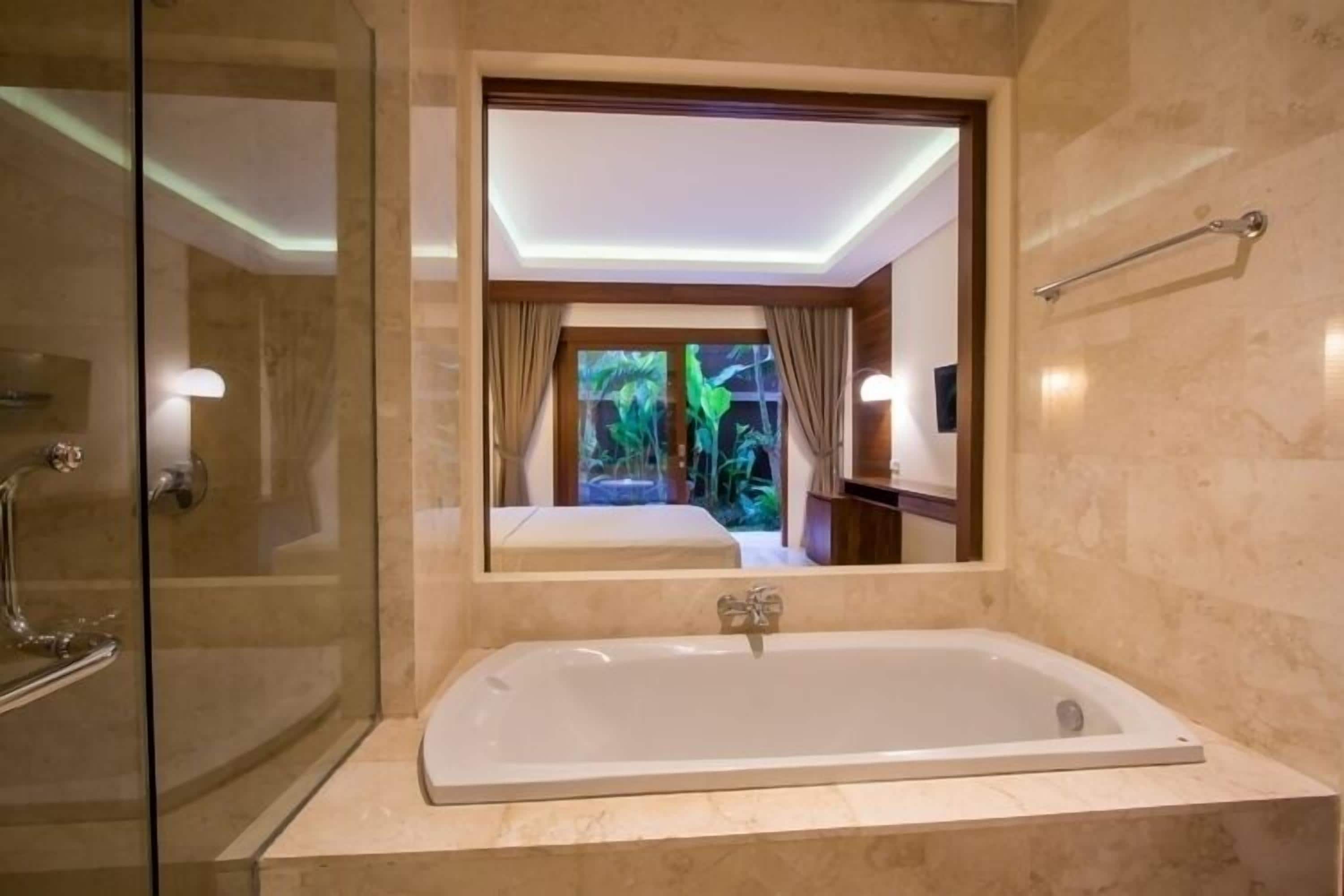 deluxe room | bathroom | shower, free toiletries, towels