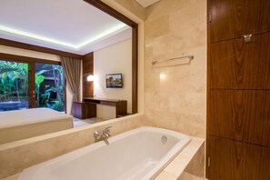 Chambre Deluxe | Salle de bain | Douche, articles de toilette (gratuits), serviettes fournies