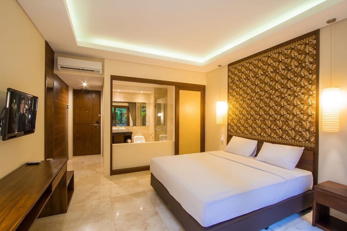 Deluxe Room | Minibar, in-room safe, desk, free cribs/infant beds