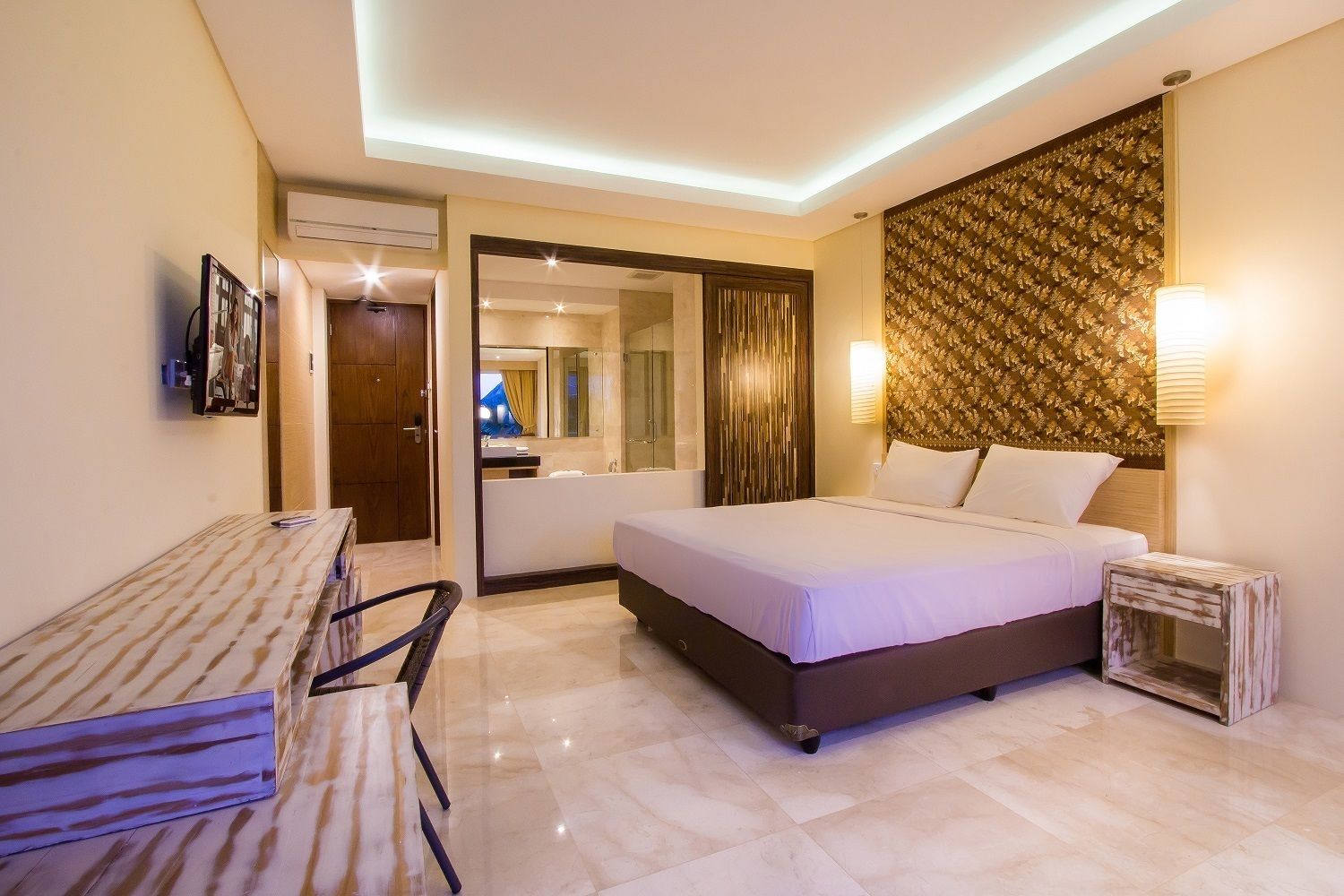 deluxe room | minibar, in-room safe, desk, free cots/infant beds