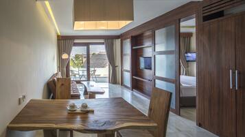 Kamar Quadruple Keluarga, 1 kamar tidur, bathtub, pemandangan kota | Minibar, brankas, meja kerja, dan tempat tidur bayi gratis