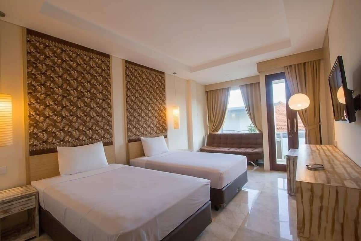 Standard Room | Minibar, in-room safe, desk, free cribs/infant beds